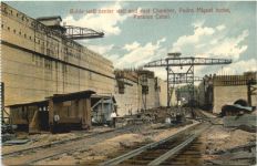 Panama Canal - Guide wall center wall