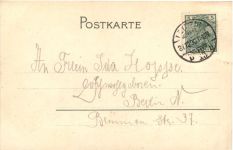 Mann auf Sektflasche