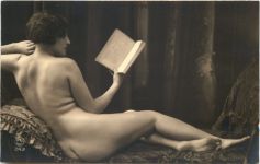 Erotik - Frau mit Buch - PC Paris Verlag