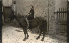 Mädchen auf Pferd