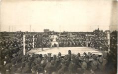 Boxkampf mit Soldaten