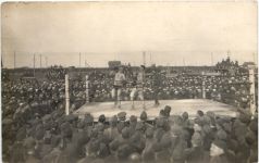 Boxkampf mit Soldaten