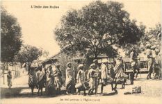 India - Les Bhil arrivant a l Eglise