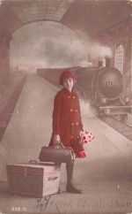 frau am Bahnhof