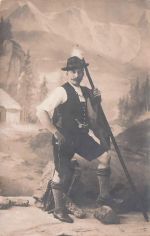 Reitmayer, Tegernsee, junger Mann in bayerischer Tracht mit Taschenuhr