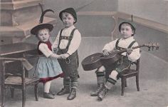 Kinder in Tracht