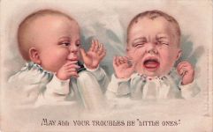 Präge Litho Zwei Babys mit Milchflasche