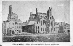 Ansichtskarte Dixmuiden Links achteraan de Kerk Rechts het Stadthuis