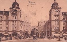 AK München, Passanten vor dem Karlstor