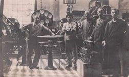 Gruppe von Männern in einer Fabrikhalle