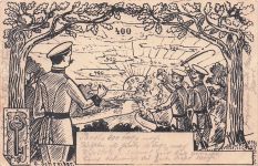 Die Postkarte zeigt drei Soldaten in Uniformen der Artillerie, die den 400. Tag ihrer Ausbildung feiern.