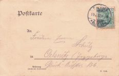 Die Postkarte zeigt drei Soldaten in Uniformen der Artillerie, die den 400. Tag ihrer Ausbildung feiern.