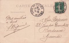 Frau im Stil der Belle Époque oder des Art Nouveau, die eine Zeitung trägt. Der Stil erinnert an die Zeit um die Jahrhundertwende vom 19. zum 20. Jahrhundert.