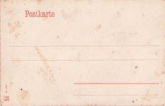 AK Bäuerin melkt eine Kuh und schaut in die Kamera