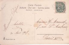 Jugendstils zeigt zwei Frauen in klassisch anmutender Kleidung auf einer Steintreppe