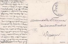 Frau sitzt mit Hund in einem Boot