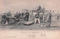 Soldaten und Zivilisten, die um eine Feldküche