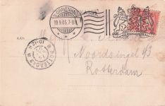 Soldaten und Zivilisten, die um eine Feldküche