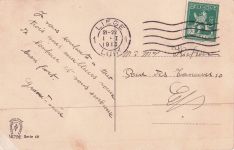 Frohes Neues Jahr – Kleines Mädchen zeigt ihrer Mutter einen Schneemann