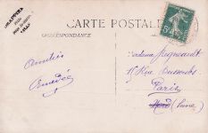 einen jungen Mann in Militäruniform, der mit einem Fahrrad posiert