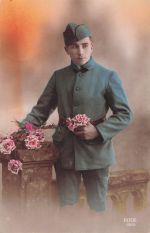 - Ein Soldat Mit Weißen Blüten