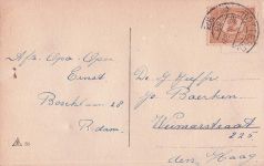 Filz-Ansichtskarte, die einen Mann mit übertriebenen Proportionen in einem roten Sakko und gelber Hose darstellt.