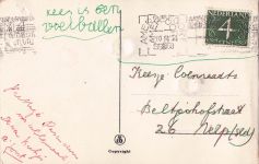 Vintage-Postkarte mit einer Collage eines Hundes und einer Katze, die Luftballons halten. Die Tiere haben googly eyes (Wackelaugen)