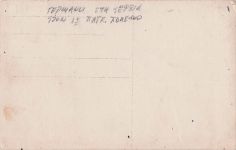 Gruppe deutscher Soldaten, möglicherweise Reservisten oder Landwehr, die während des Ersten Weltkriegs eine Mahlzeit einnehmen.