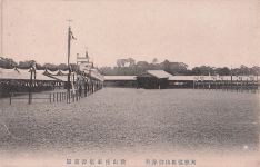 Trauerzeremonie (大喪儀, Taisō-no-gi) am Bahnhof Momoyama in Fushimi, Kyoto, anlässlich des Todes von Kaiser Meiji im September 1912.