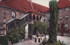 Nürnberg Burg Schlosshof mit Linde