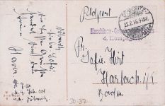 Junge Frau denkt an ihren Liebsten von der Maschinengewehrkompanie