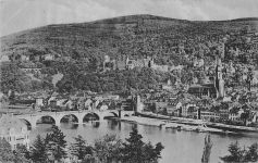 Heidelberg, einer Stadt in Baden-Württemberg. Im Vordergrund ist die Karl-Theodor-Brücke,