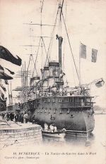 18. DUNKERQUE Un Navire de Guerre dans le Port