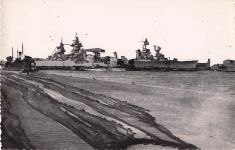 Schlachtschiffe der Richelieu-Klasse im Hafen.