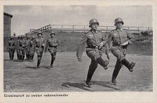 Postkarte "Einzelmarsch zu zweien nebeneinander" Nr. 439/58, Inf.Ers. 23