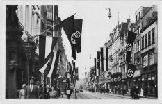 AK Saarbrücken, Bahnhofstrasse mit Geschäften im Flaggenschmuck, Hakenkreuz