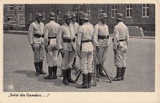 ,,Setzt die Gewehre..." Wehrmacht - Bildserie Herausgegeben mit dem Einvernehmen des Oberkommandos der Wehrmacht