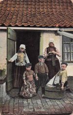 AK Marker, Familie vor dem Haus in niederländischer Tracht
