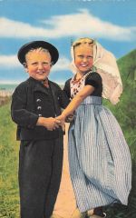 holländischer Tracht, genauer gesagt in der Zeeuwse Klederdracht