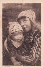 AK Marken, Zwee zusjes, Niederländisches Mädchen mit Kleinkind