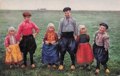 Ak Marken, Photochromie, Nenke und Ostermaier Serie 292 Nr. 4460, Kinder in Tracht, Holzschuhe