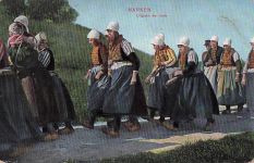 MARKEN Uitgaan der kerk