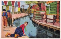 Niederlanden, ca. 1930: Niederländischer Junge spielt am Kanal, Volendam, Niederlande