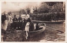 Niederlande Volendam – Ungezwungene Familie auf dem Boot, altes Foto, Sepia-Postkarte