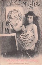 Postkarte von 1903, die ein Modell vor Alphonse Muchas Kunstwerk "Blonde Byzantine Head" darstellt