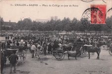 31. CHALON-S-SAONE -Place du Collège un jour de Foire