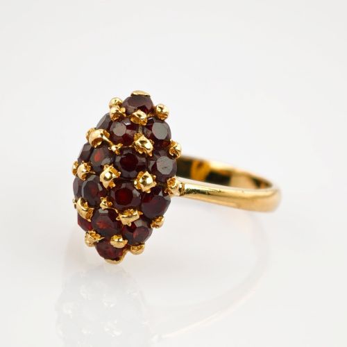 Goldring mit Granatbesatz in Traubenform um 1970 | 750 / 5,9g / Gr. 56