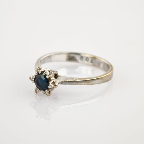 Ring aus Weißgold mit Saphir & Diamanten um 1970 | 585 / 1,9g / Gr. 48