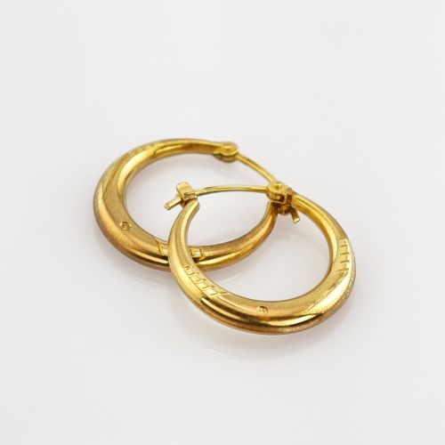 Gold Creolen strukturiert modern