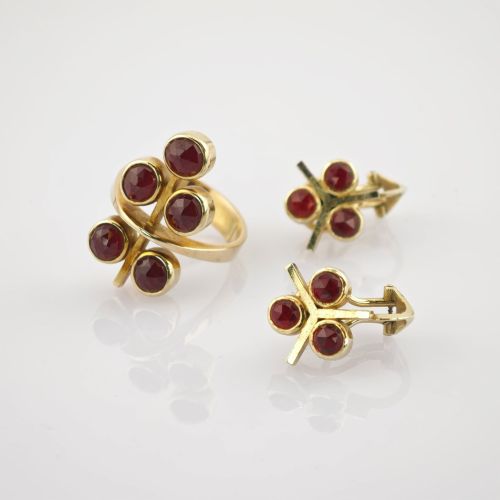 Elegantes Granat-Schmuckset aus Gold, bestehend aus Ring und Ohrclips, um 1970